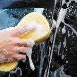 Cara Membersihkan Kaca Depan Mobil